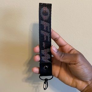 SHORT BLACK OFF-WHITE KEYCHAIN